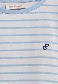 T-shirt di cotone a righe blu e bianche con colletto a costine azzurro chiaro e logo ricamato navy sul petto. Etichetta di taglia S visibile.