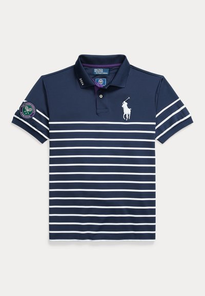Tengerészkék galléros póló fehér vízszintes csíkokkal, Ralph Lauren logóval, Wimbledon felvarróval az ujjon és a "2024" felirattal a galléron.