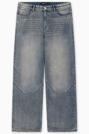Jeans a gamba larga in denim blu chiaro con una finitura sbiadita, dotati di tasche frontali e dettagli decorativi in occhio di bue sui lati.