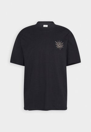 Schwarzes T-Shirt aus Baumwolle mit Rundhalsausschnitt, verziert mit einer kleinen Sonne und einem Smiley-Stickerei in Weiß und Beige auf der linken Brust.