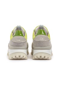 Sneaker aus einer Mischung aus grauem Wildleder und leuchtend grünem Mesh. Dicke weiße Sohle mit strukturiertem beigem Gummi-Profil. Logo-Akzent auf der Rückseite.