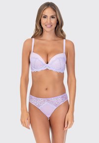 Lavendel BH- und Pantieset, mit Spitzenakzenten, Unterwäschenstütze, verstellbaren Trägern und einer glatten satinähnlichen Textur.