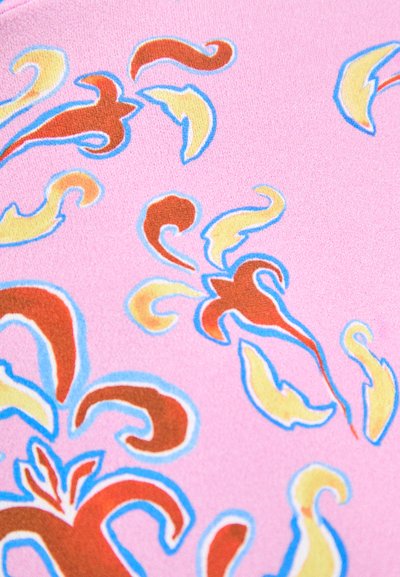 Textiel met een roze achtergrond en een wonderschone bloemenpatroon in rood, geel en blauw, dat een gladde textuur en levendige kleuren toont.