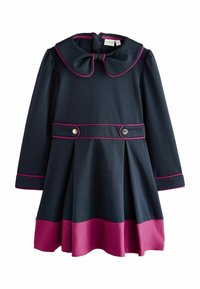 Abito navy con un grande colletto e fiocco, bordi a contrasto fucsia, due bottoni decorativi e gonna plissettata. Maniche lunghe.