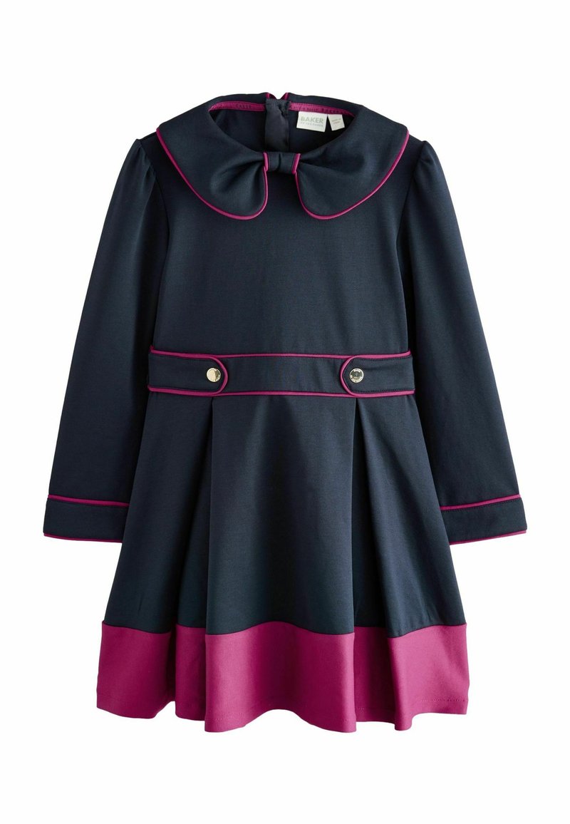 Abito navy con un grande colletto e fiocco, bordi a contrasto fucsia, due bottoni decorativi e gonna plissettata. Maniche lunghe.