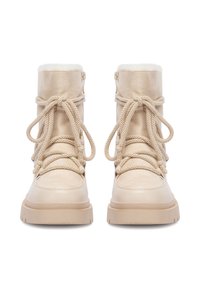 Botine bej, realizate din suede și piele, cu căptușeală din blană sintetică, talpă groasă și șireturi texturate. Fermoar pe lateral pentru o îmbrăcare ușoară.