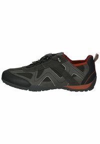 Sneaker casual neri e grigio scuro con dettagli arancioni, suola texture, lacci regolabili e linguetta sul tallone.