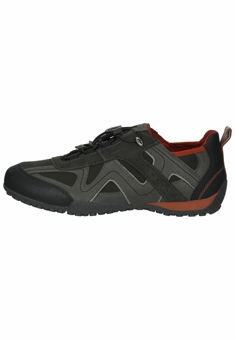 Sneaker casual neri e grigio scuro con dettagli arancioni, suola texture, lacci regolabili e linguetta sul tallone.