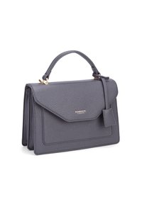 Grijze leren handtas met een gestructureerd ontwerp, bovenhandvat en hardware in goudkleur. Voorzien van een klepafsluiting en een bijgevoegd charme.