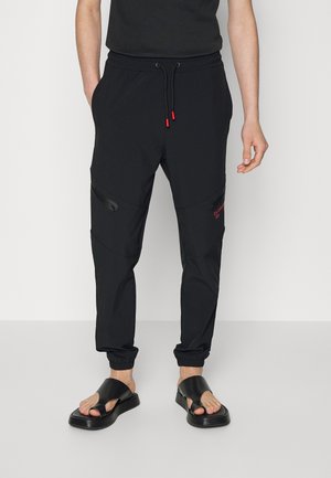ZIPPED POCKET TECH PANT - Kapsáče - black
