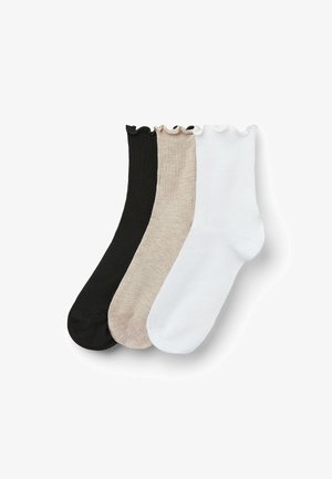 Drei Paare Knöchelsocken in Schwarz, Beige und Weiß, mit geripptem Muster und Rüsche am Bund. Aus weichem, elastischem Stoff gefertigt.