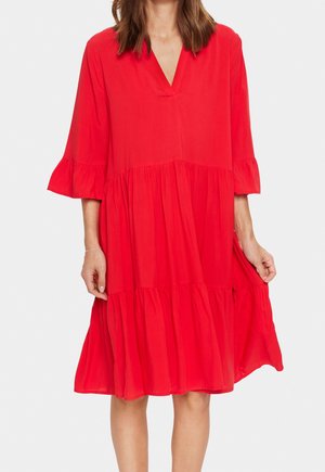 Rotes, knielanges Kleid aus leichtem Stoff mit V-Ausschnitt und dreiviertellangen Ärmeln. Verfügt über gestufte Volant-Akzente am Saum.