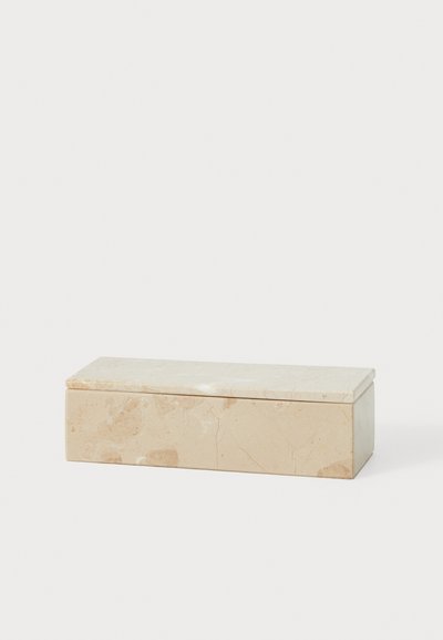 Caja rectangular de mármol beige con una superficie lisa, que presenta patrones sutiles y una tapa plana. Las dimensiones son compactas y uniformes.