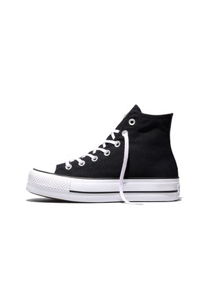 Sort højtop lærredssneakers med hvid gummisål og sålstribe, hvide snørebånd og sølvfarvede snørehuller på hvid baggrund.