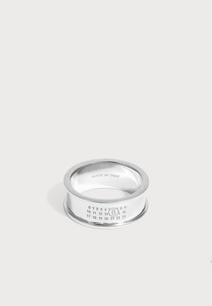 Bague en argent avec des chiffres gravés de 0 à 23 autour et "Made in Italy" à l'intérieur de l'anneau sur un fond clair.