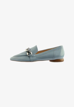Mocassin bleu clair brillant à bout pointu avec détail chaîne argentée et petit talon en bois, présenté en vue latérale sur fond blanc.