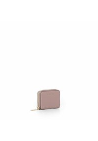 Rosa læderpung med lynlås, rektangulær form, tekstureret overflade og hardware i gyldent tone. Forsiden viser et præget logo.