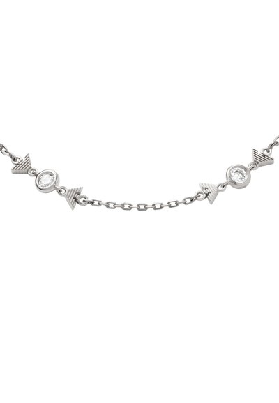 Silversmyckes halsband med växlande triangulära och cirkulära hängande berlocker, med en klar ädelsten i mitten och randiga texturdetaljer.
