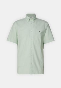 Camisa de botones de manga corta en verde claro con rayas blancas, con cuello y un pequeño logo en el pecho. Textura suave.