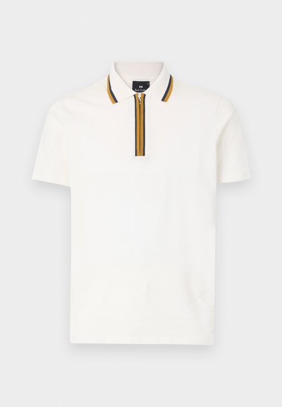 Valkoinen lyhythihainen polo-paita, jossa on vetoketjukaulus ja sinisen ja keltaisen raidalliset korostukset kauluksessa. Pehmeä kangas ja selkeä muotoilu.