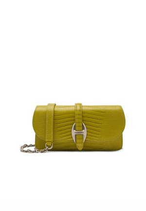 Piccola borsa clutch in pelle giallo-verde con texture, chiusura argento e corta tracolla a catena metallica.