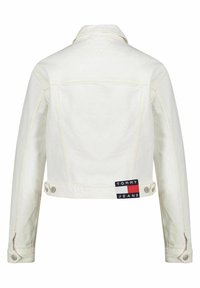 Vitt denimjacka med krage, synliga sömmar och sidobutiker. Har en blå, röd och vit rektangulär "TOMMY JEANS"-patch på baksidan.