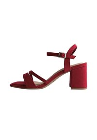 Sandal in suede rosso con tacco alto a blocco, punta aperta e cinturino regolabile. Presenta dettagli intrecciati sul corpo e sul cinturino alla caviglia.