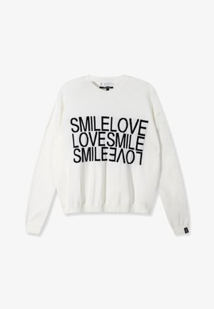 Maglione bianco con testo nero: "SMILELOVE LOVESMILE SMILELOVE." Caratterizzato da scollo rotondo, polsini a costine e vestibilità ampia. Tessuto morbido.