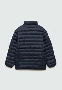Marinblå puffjacka med hög krage, kviltad design och elastiska ärmmuddar. Slät yta och lättviktig isoleringskomposition.
