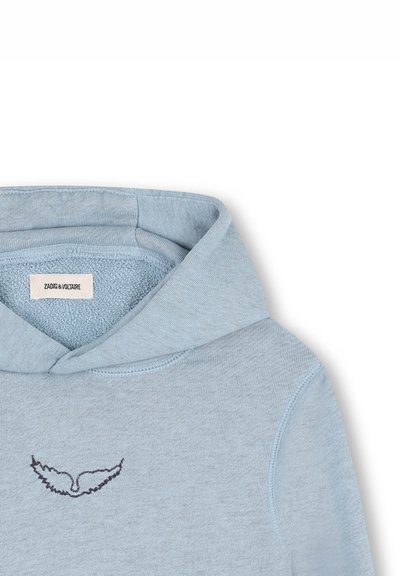 Lichtblauwe hoodie met kleine zwarte geborduurde vleugels op de borst en een "Zadig & Voltaire" label aan de binnenkant van de capuchon.