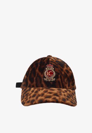 Casquette en imprimé léopard en tissu doux, avec un emblème rouge et or à l'avant et une sangle noire ajustable à l'arrière.