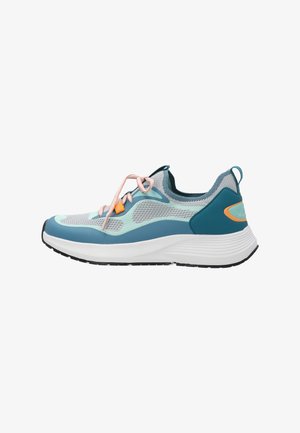 Moderne sportieve sneaker in blauwgroen, lichtblauw en oranje met mesh bovenwerk, roze veters en witte gedempte zool, gezien van opzij.