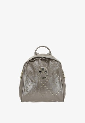 Sac à dos taupe métallique avec accents cloutés, forme arrondie, poignée supérieure et un design distinctif de visage souriant à l'avant.