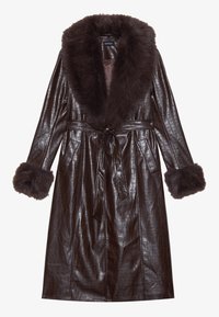 Cappotto in ecopelle marrone con texture a coccodrillo, ampio colletto di pelliccia, polsini foderati di pelliccia e cintura in vita per una vestibilità regolabile.