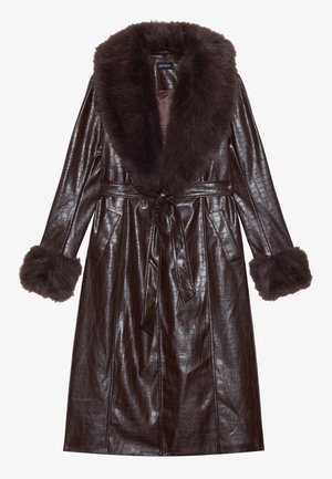 Manteau en faux cuir marron avec texture crocodile, grand col en fourrure, poignets à franges en fourrure et ceinture à la taille pour un ajustement réglable.