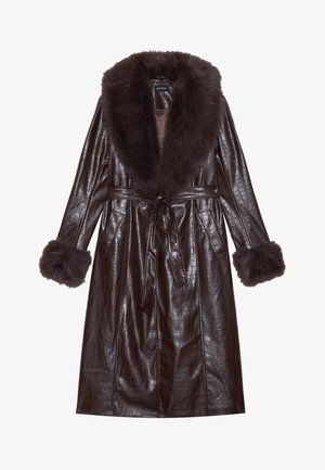 Manteau en faux cuir marron avec texture crocodile, grand col en fourrure, poignets à franges en fourrure et ceinture à la taille pour un ajustement réglable.