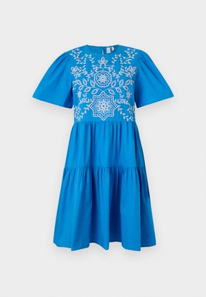 Blauwe katoen jurk met korte pofmouwen, een geborduurde bovenkant met bloemenpatronen, een ronde halslijn en een gelaagde rok.