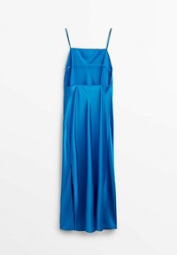 Robe maxi en satin bleu sans manches avec fines bretelles et fente devant, suspendue sur fond blanc.