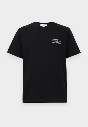 Svart bomulls t-skjorte med kort erm, rund hals og brodert "LACOSTE"-logo med fjellgrafikk på venstre bryst.