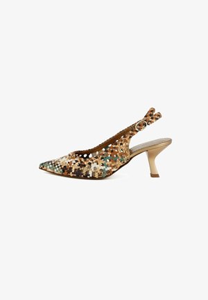 Décolleté slingback con punta a punta e tomaia in pelle intrecciata multicolore in tonalità tan, marrone, crema, nero e turchese, con cinturino a fibbia e tacco medio dorato.