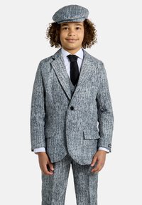 Completo grigio a macchie con berretto abbinato, comprende una camicia bianca e una cravatta nera, caratterizzato da un tessuto testurizzato e rever a punte.