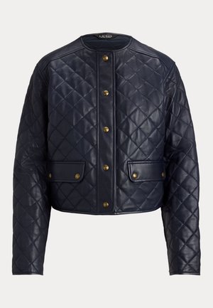 Marineblaue gesteppte Lederjacke mit rundem Ausschnitt, vorderer Knopfverschluss und zwei Pattenentaschen mit goldfarbenen Metallakzenten.