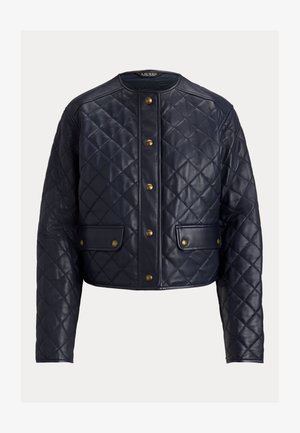 Marineblaue gesteppte Lederjacke mit rundem Ausschnitt, vorderer Knopfverschluss und zwei Pattenentaschen mit goldfarbenen Metallakzenten.