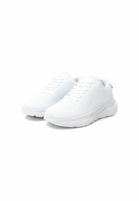 Zapatillas deportivas blancas con parte superior de malla, detalles texturizados, puntera redonda, cordones planos y suelas acolchadas. Diseño ligero y transpirable.