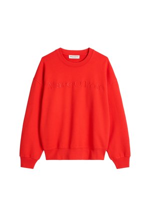 Roter Baumwoll-Sweatshirt mit geripptem Rundhalsausschnitt, überschnittenen Schultern und geprägtem "Marc O'Polo"-Logo auf der Vorderseite. Lange Ärmel und lockere Passform.