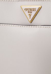 Guess BASILEA GIRLFRIEND SATCHEL - Borsa a mano - dove