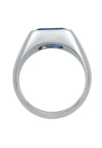 Silverring med en slät, polerad yta; har en oktagonal blå ädelsten som sitter på ett avsmalnande band.