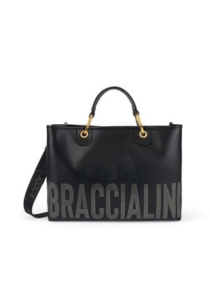 Borsa a mano in pelle nera con hardware dorato, caratterizzata dal nome del marchio "BRACCIALINI" stampato in borchie argentate sul davanti.