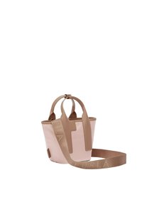 Kleine bucket tas van zacht roze materiaal, met een tan kunstlederen hengsel met "FURLA" in reliëf, en dubbele handvatten voor het dragen.