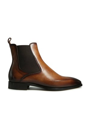 Braune Leder Chelsea-Stiefel mit elastischen Seiteneinsätzen, runder Zehenpartie und glatter Oberfläche. Verfügt über eine Zuglasche für einfaches Anziehen.